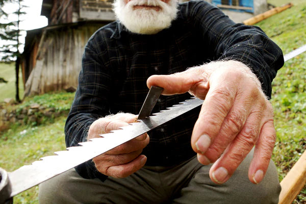 How to Sharpen a Saw Blade