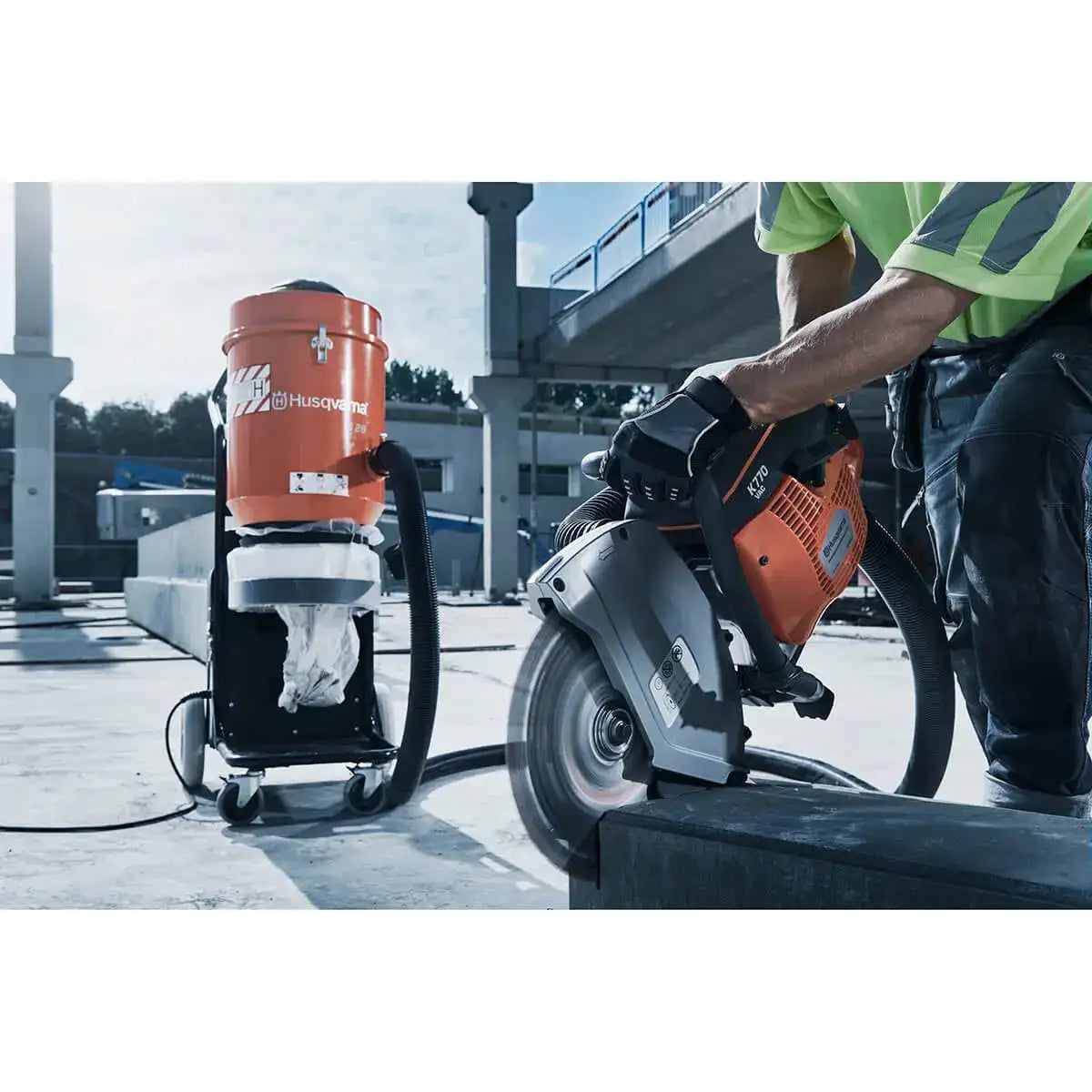 Cutting Concrete Slabd with Husqvarna K770 VAC and Vacuum